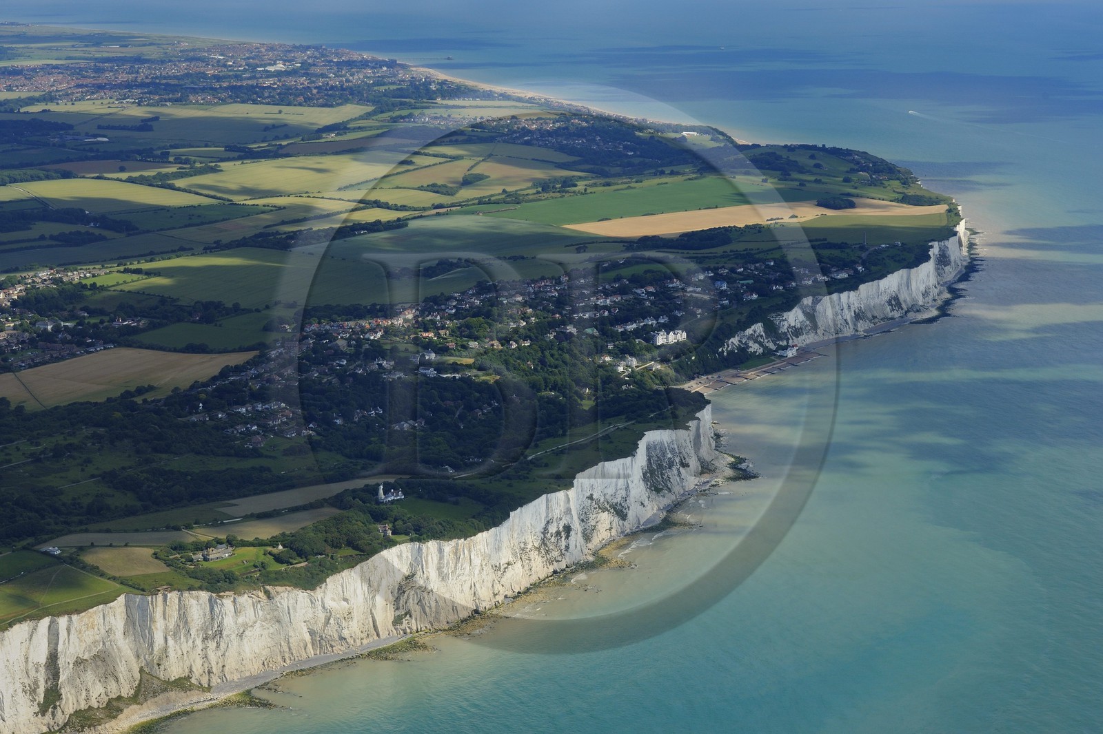 Royaume-Uni, Angleterre, Kent, baie de St.Margaret, falaises blanches de Douvres (vue aérienne)