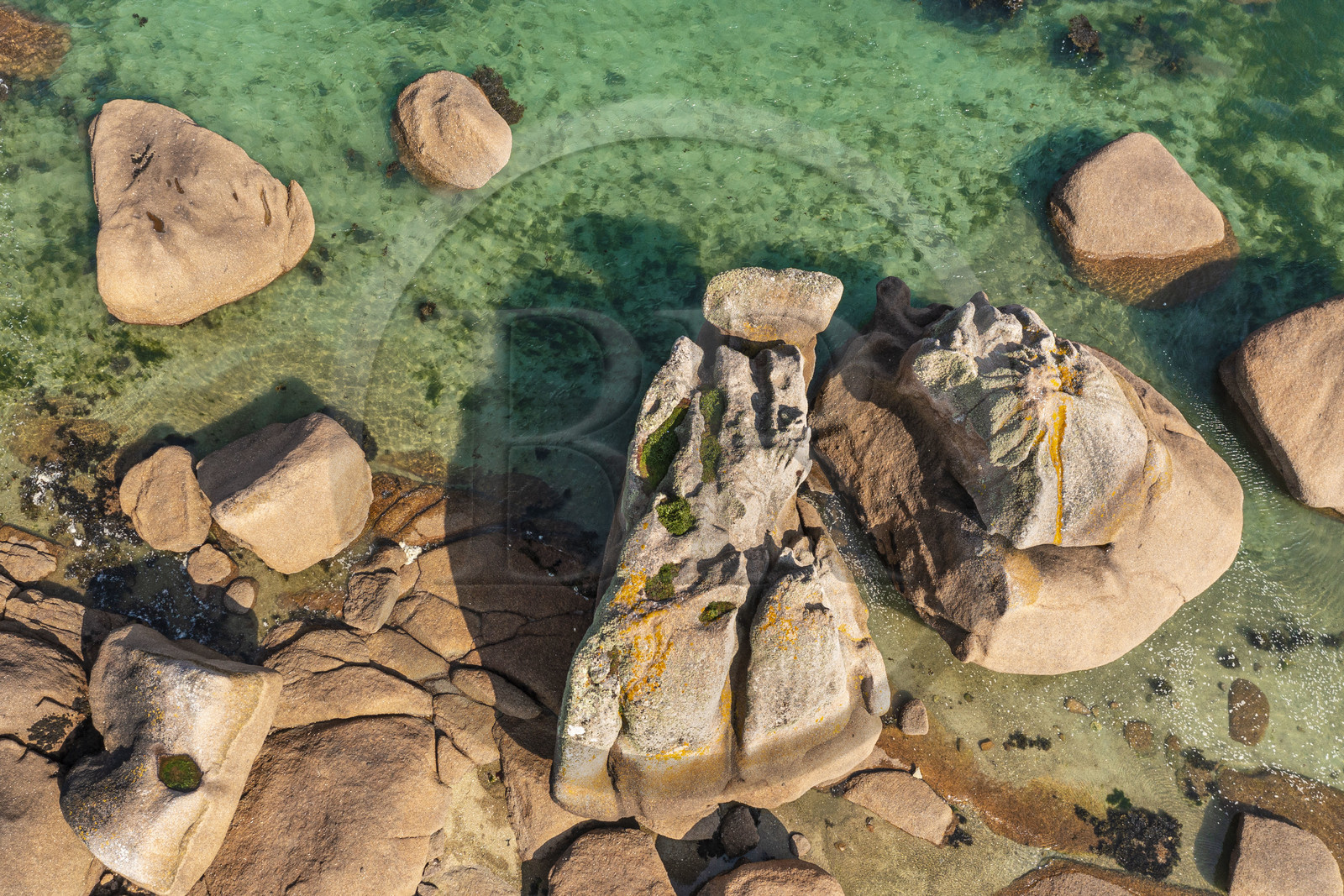 France, Côtes-d'Armor (22), Côte de Granit Rose, Trégastel, Ile Renote,  (vue aérienne)