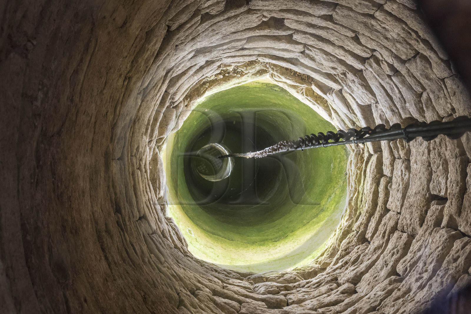 France, Côte-d'Or (21), Paysage culturel des climats de Bourgogne classés Patrimoine Mondial de l'UNESCO, Route des Grands Crus, vignoble de la Côte de Nuits, Vougeot, le Chateau du Clos de Vougeot, le puit de 18m du XIIe siècle