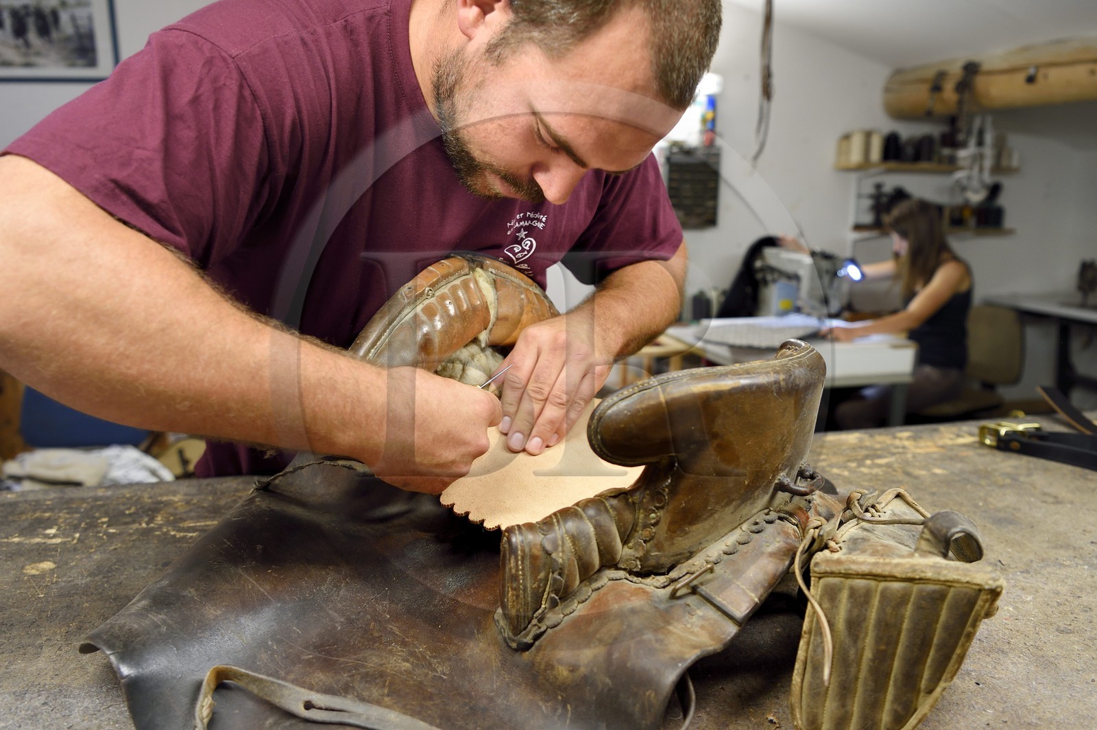 France, Gard (30), Fourques, Victor Mailhan, fabrication de sellerie et d'harnachement dans son atelier, selle de gardian camarguais