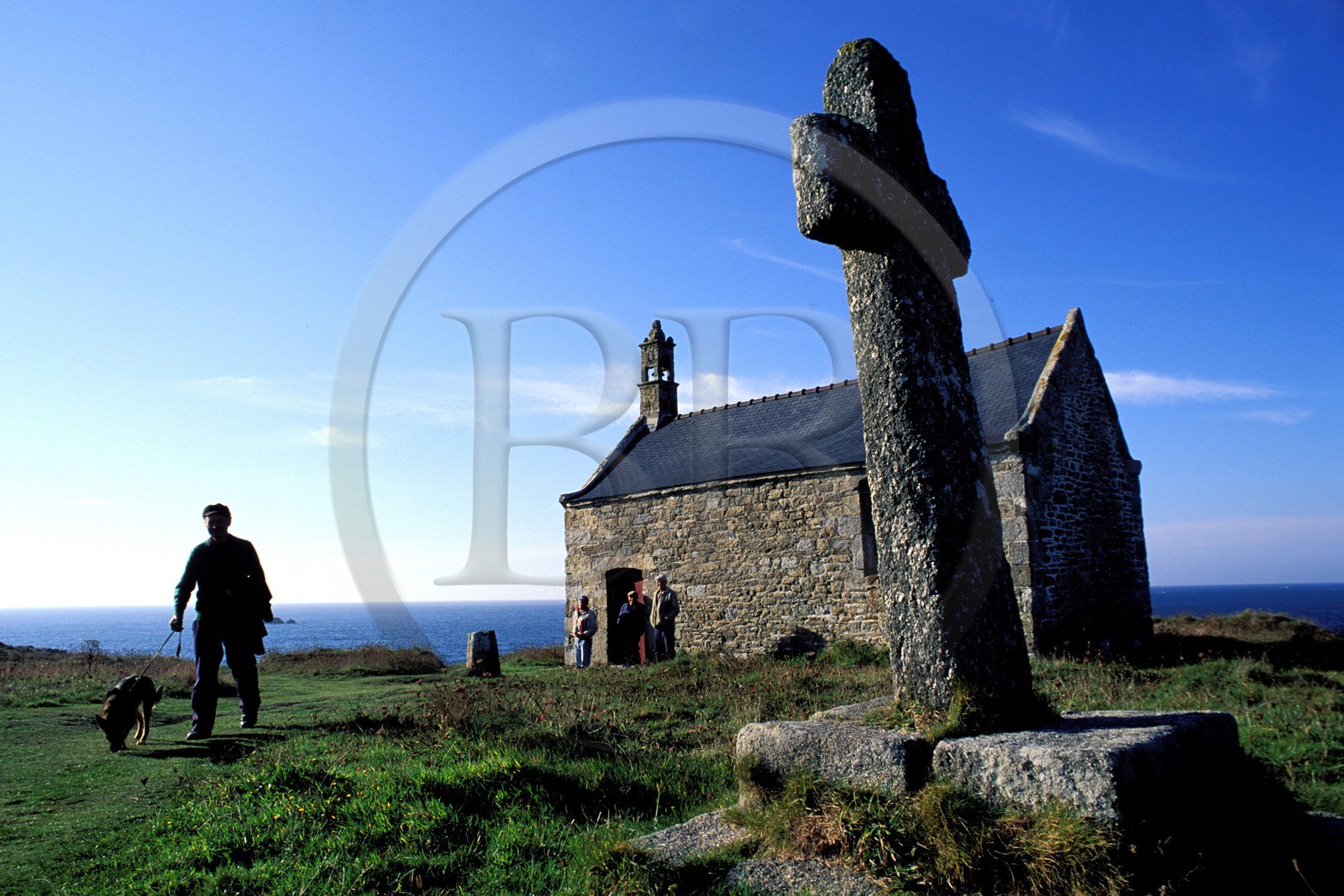 France, Finistère (29), croix en pierre devant la chapelle Saint-Samson dans le pays des Abers