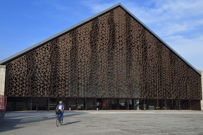 France, Bouches-du-Rhône (13), Arles, LUMA Foundation, complexe culturel expérimental, la Grande Halle recouverte par une dentelle métallique accueil des expositions