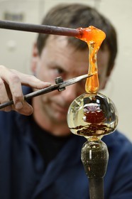 France, Moselle (57), Saint-Louis-les-Bitche, la Cristallerie Saint-Louis, façonnage d'un élément de cristal chaud, une des nombreuses étapes de la réalisation d'une boule presse-papiers