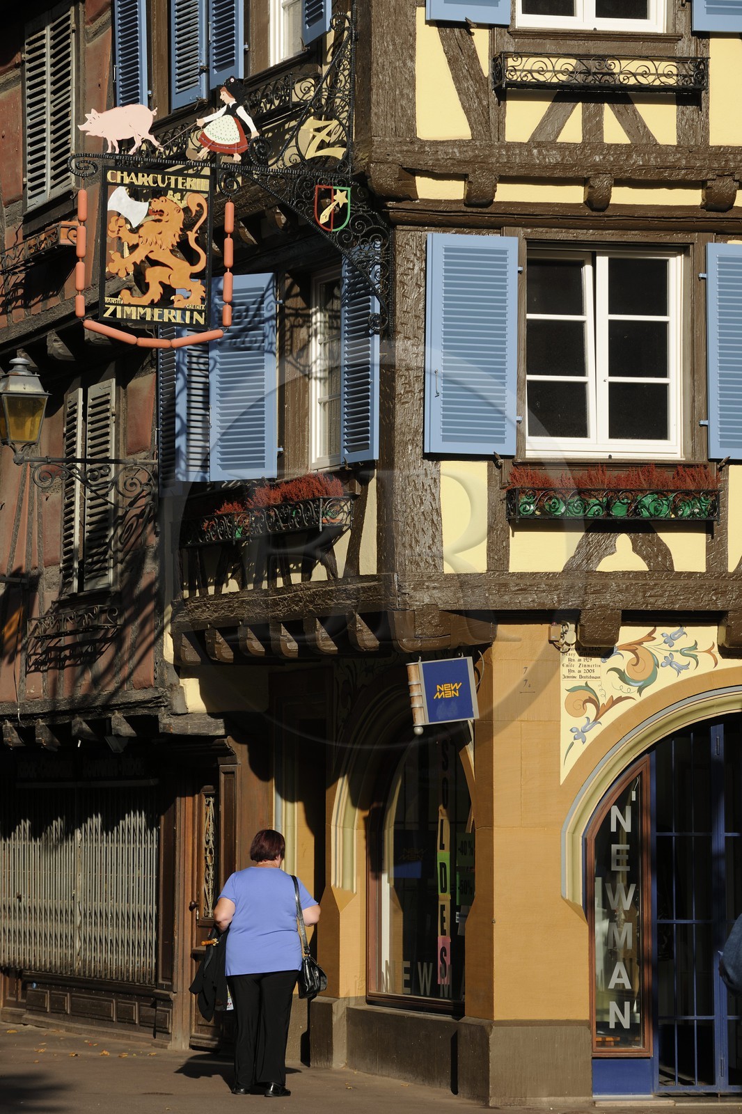France, Haut-Rhin (68), Colmar, enseigne d'une ancienne charcuterie Maison Zimmerlin au 7 rue des Serruriers dessinée par Hansi