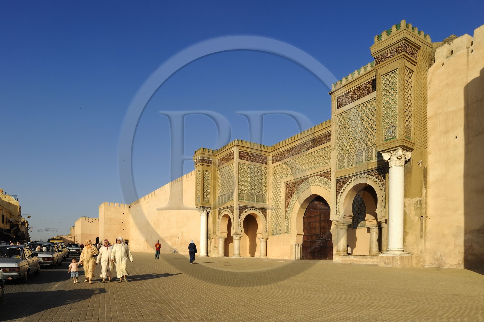 Maroc, Meknès, ville impériale, médina classée Patrimoine Mondial de l' UNESCO, la porte Bab el Mansour entre la cité impériale et la médina sur la place el Hédime ou Lahdim