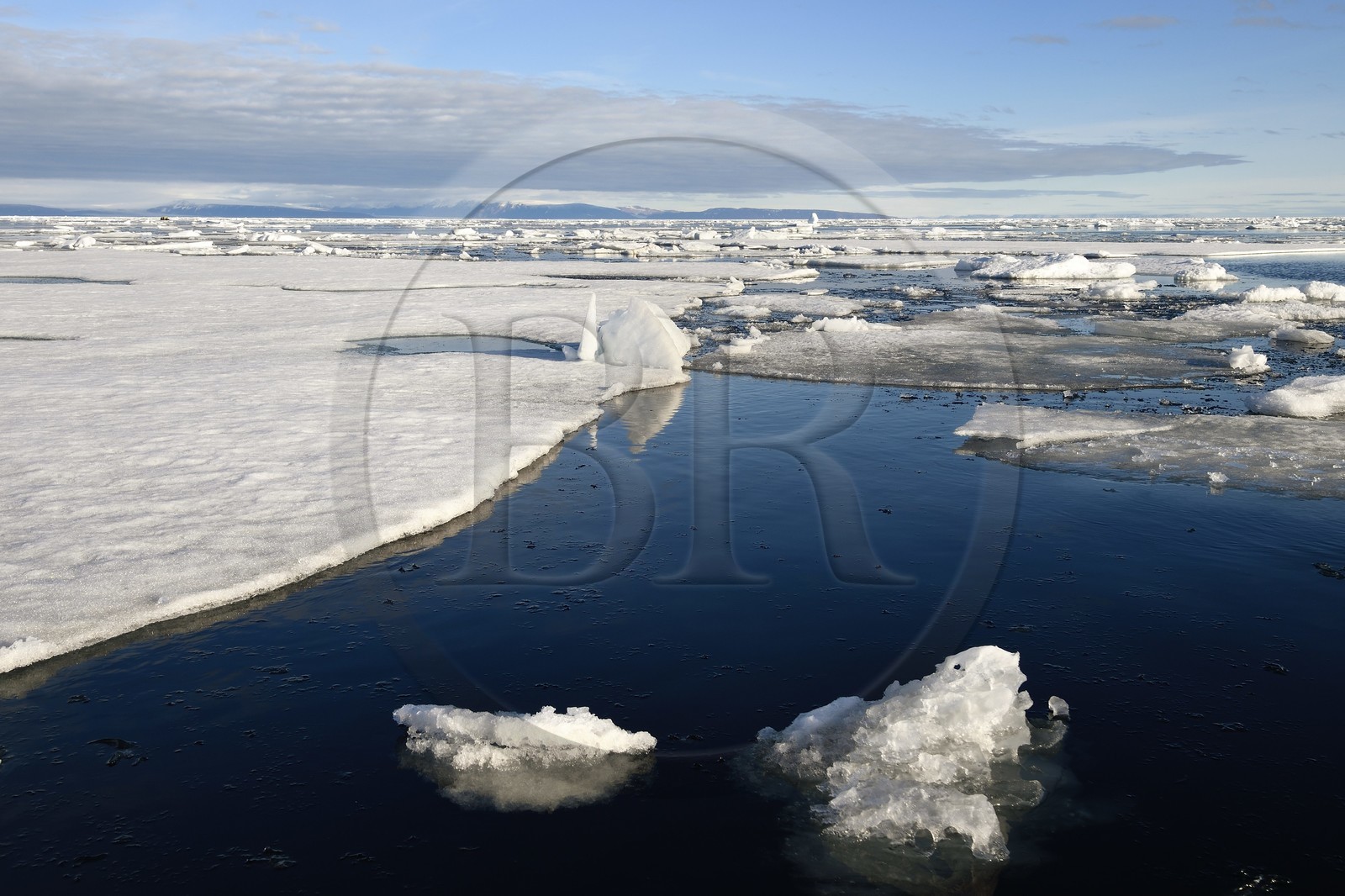 Groenland, cote Nord-Ouest, Smith sound au nord de la baie de Baffin, morceaux de glace de la banquise arctique en train de fondre
