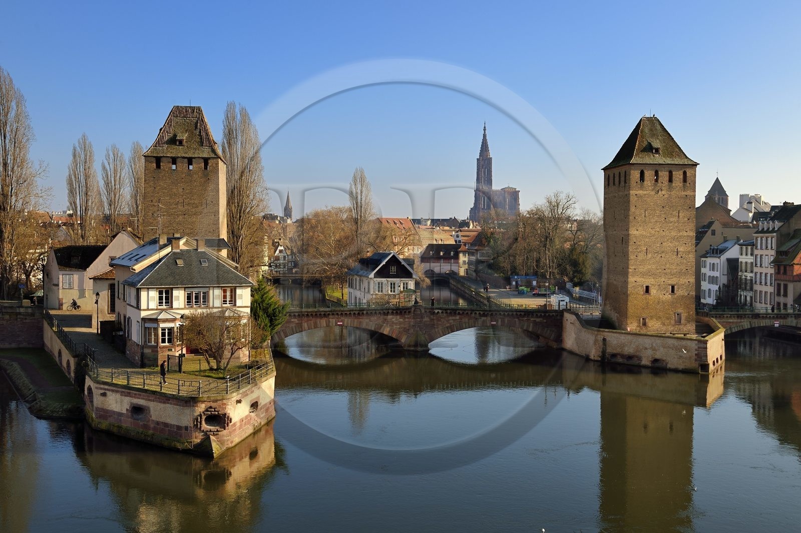 France, Bas-Rhin (67), Strasbourg, vieille ville classée au Patrimoine Mondial de l'UNESCO, quartier de la Petite France, les Ponts Couverts et la cathédrale Notre-Dame en arrière plan