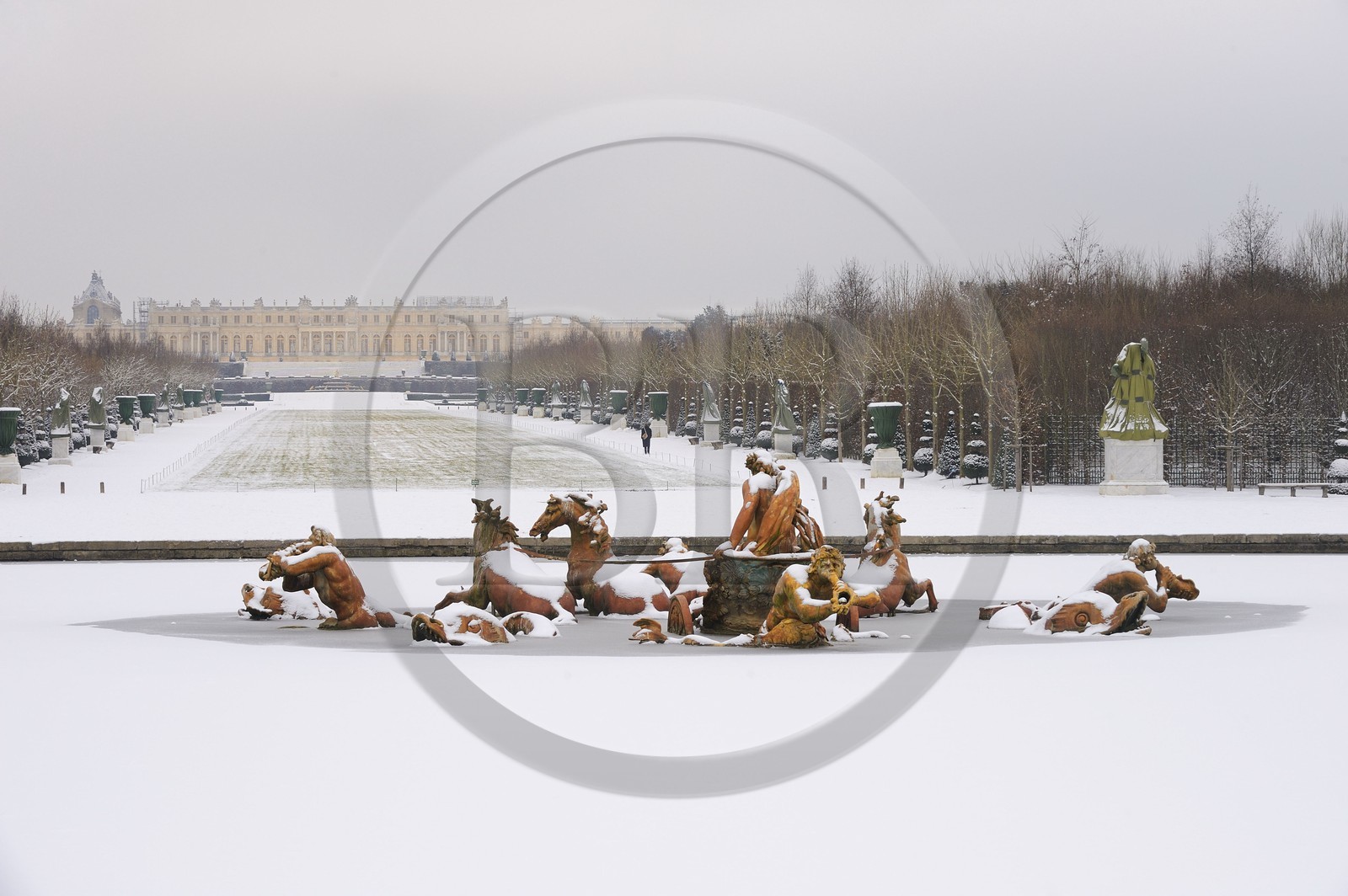France, Yvelines (78), parc du château de Versailles sous la neige, classé Patrimoine Mondial de l'UNESCO, le bassin d'Apollon par Tuby avec le char d'Apollon et l'axe du Soleil vers le château