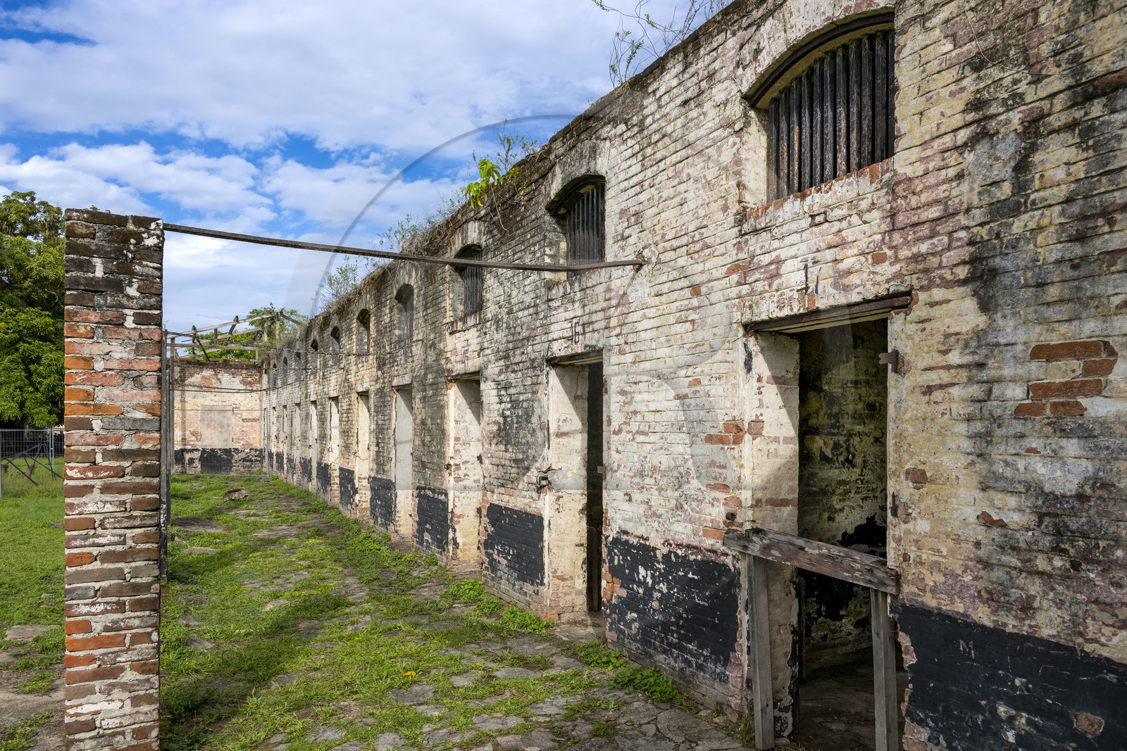 France, Guyane, Saint-Laurent-du-Maroni, bagne ou Camp de la Transportation, les quartiers disciplinaires, la cellule 47 sur la droite, célèbre pour avoir été celle de Henri Charrière plus connu sous le pseudonyme de Papillon
