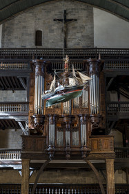 France, Pyrénées-Atlantiques (64), Pays-Basque, Saint-Jean-de-Luz, l'église Saint-Jean-Baptiste, bateau ex-voto devant l'orgue