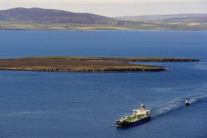Royaume-Uni, Ecosse, Iles Orcades, tanker naviguant à Scapa Flow devant l'Ile de Flotta et l'Ile de Mainland en arrière plan (vue aérienne)