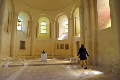 France, Charente-Maritime (17), l'ancien prieuré Saint-Jean-l'Evangéliste de Trizay appelé abbaye de Trizay abrite un centre d'art contemporain, vitraux de Richard Texier dans l'église et les Derviches tourneurs de Michèle Blazy au sol