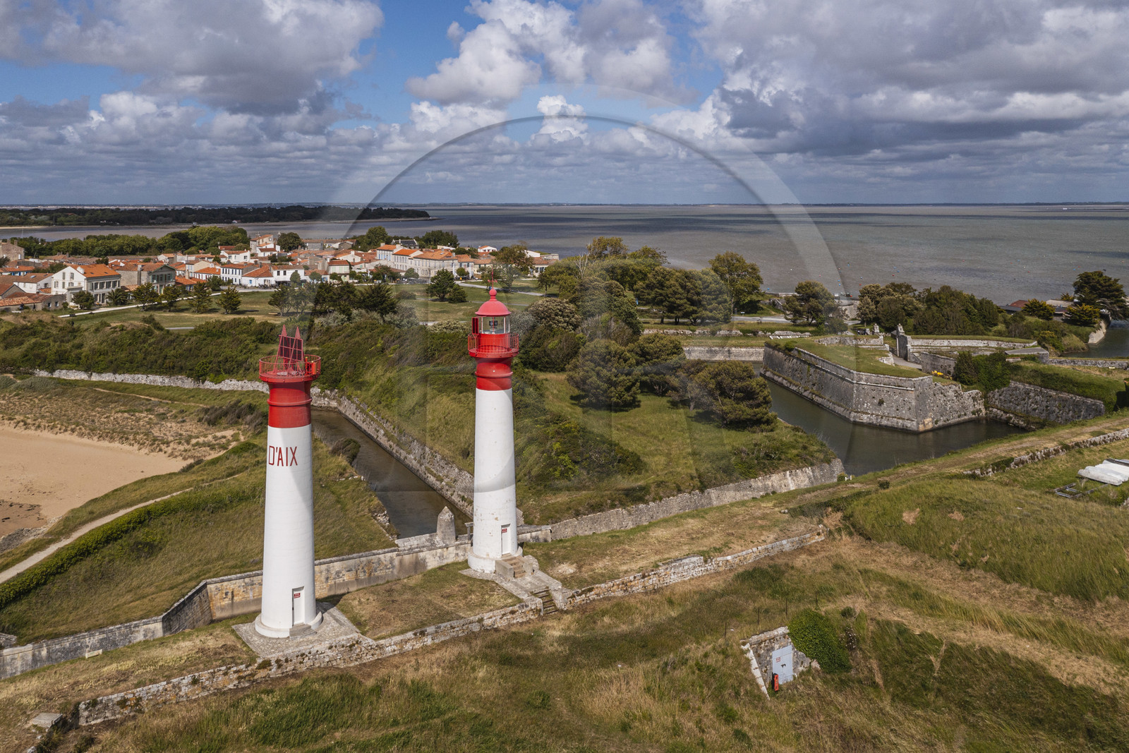 France, Charente-Maritime (17), Ile d'Aix, Fort de la Rade, phare de l'ile à deux tours construit en 1840 et fossés des fortifications puis le bourg en arrière plan (vue aérienne)