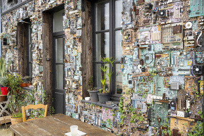France, Loire-Atlantique (44), Paimboeuf, la maison de l'artiste Dominique Leroy décorée avec des milliers de composants électroniques, sur le quai Sadi Carnot