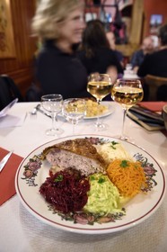 France, Haut-Rhin (68), Kruth, ferme auberge marcaire du Schafert, la tourte alsacienne accompagnée de ses salades