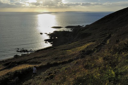 France, Manche, Cap de la Hague, Ecalgrain Bay, jogging