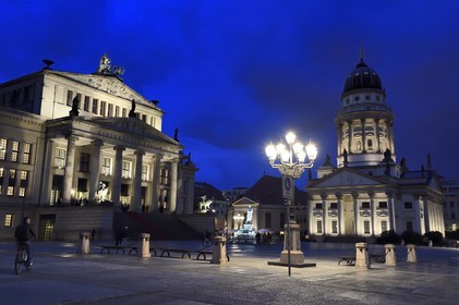 Allemagne, Berlin, quartier Mitte, place Gendarmenmarkt, le théâtre Schauspielhaus (Konzerthaus) à gauche et l'église française à droite