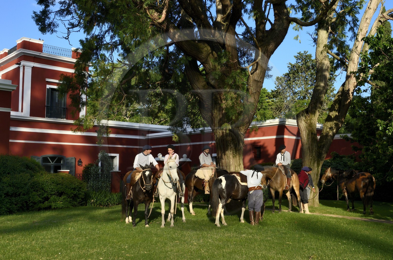 Argentine, province de Buenos Aires, San Antonio de Areco, groupe de gauchos à cheval devant l'estancia La Bamba de Areco