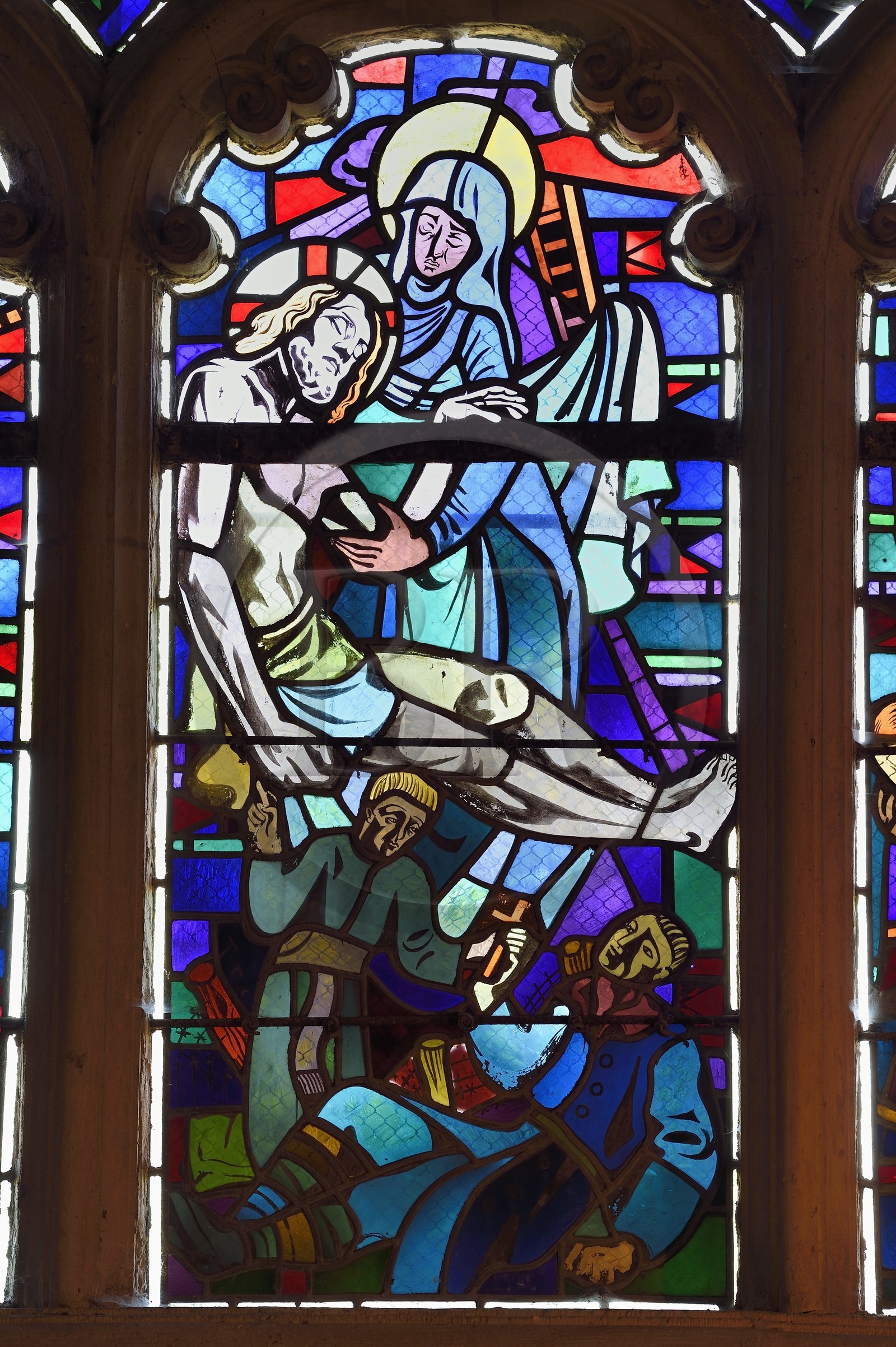 France, Meuse (55), Clermont-En-Argonne, église Saint-Didier, vitrail de Jacques Grüber, revisite de la Pieta du sculpteur Ligier Richier à Etain et pretre bénissant un soldat de la première guerre mourant
