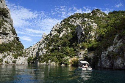 France, Alpes-de-Haute-Provence (04), Parc Naturel Régional du Verdon, bateau électrique dans les Basses Gorges du Verdon en aval du lac de Sainte Croix