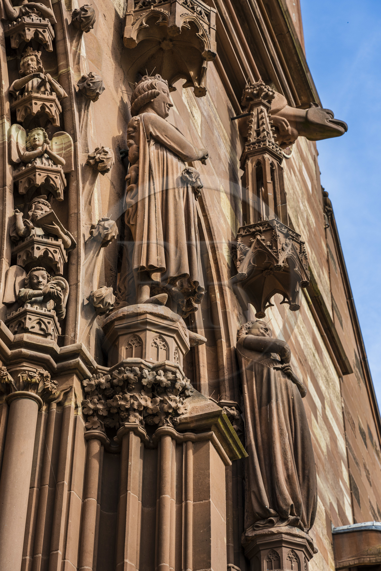 Suisse, Bâle, la cathédrale protestante Notre-Dame de Bâle (Munster), statue du séducteur fourbe avec des crapauds et des serpents rampant dans son dos pendant qu'à droite la vierge sourit et commence à se déshabiller