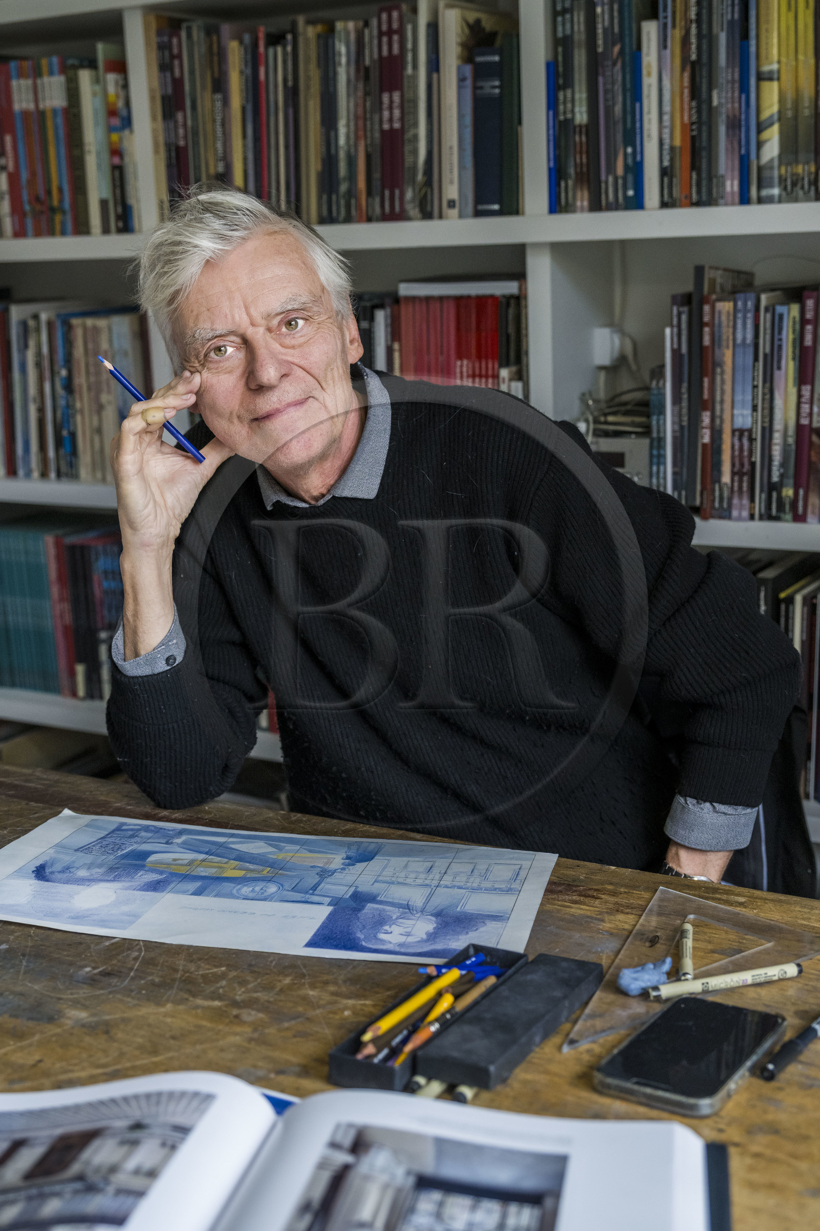 France, Paris (75), le dessinateur et auteur de bande-dessinée François Schuiten dans son atelier parisien