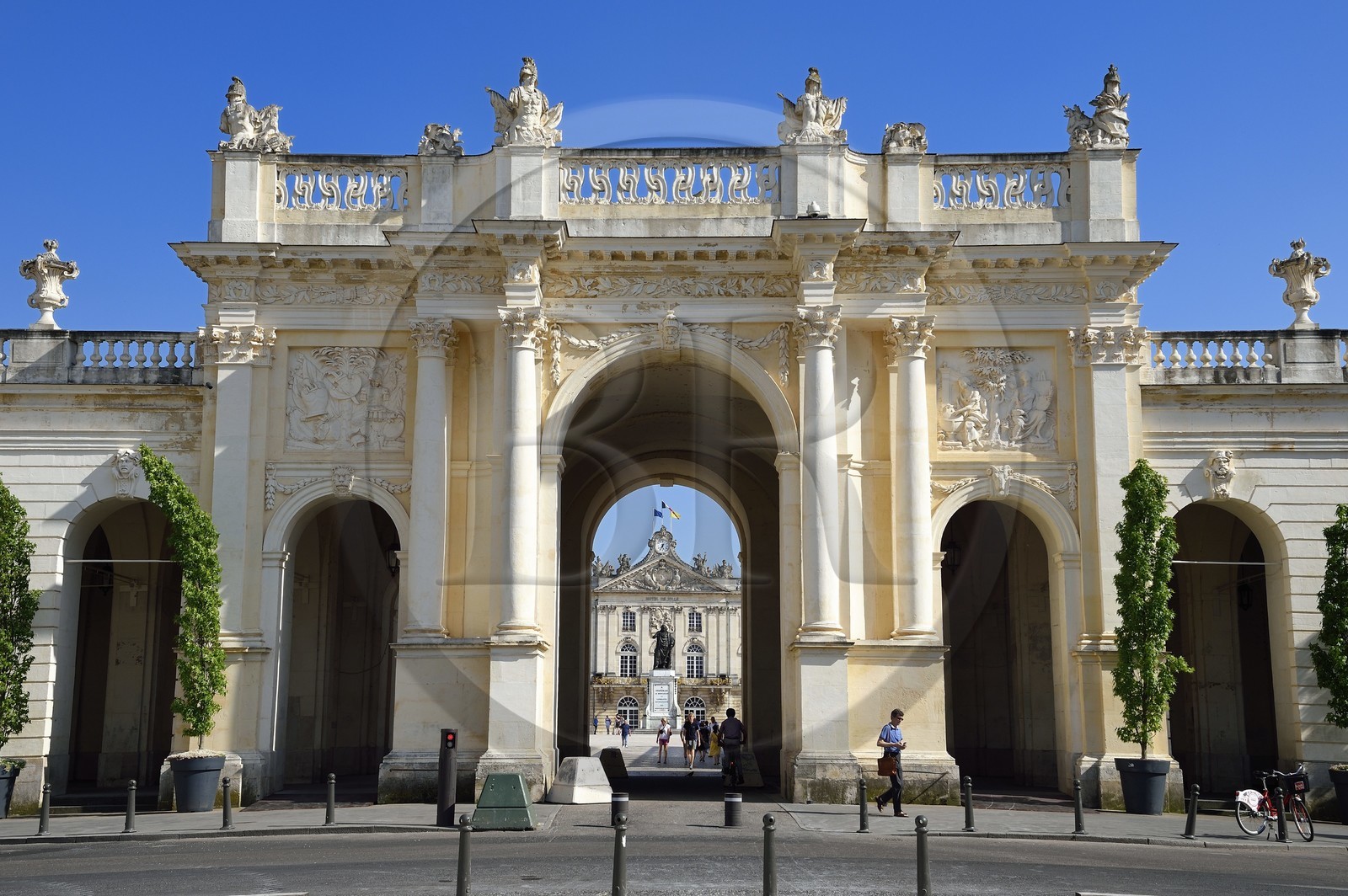 France, Meurthe-et-Moselle (54), Nancy, place Stanislas (ancienne Place Royale) construite par Stanislas Leszczynski, roi de Pologne et dernier duc de Lorraine au XVIIIe siècle, classée Patrimoine Mondial de l'UNESCO, l'Arc de Triomphe (la Porte Héré)