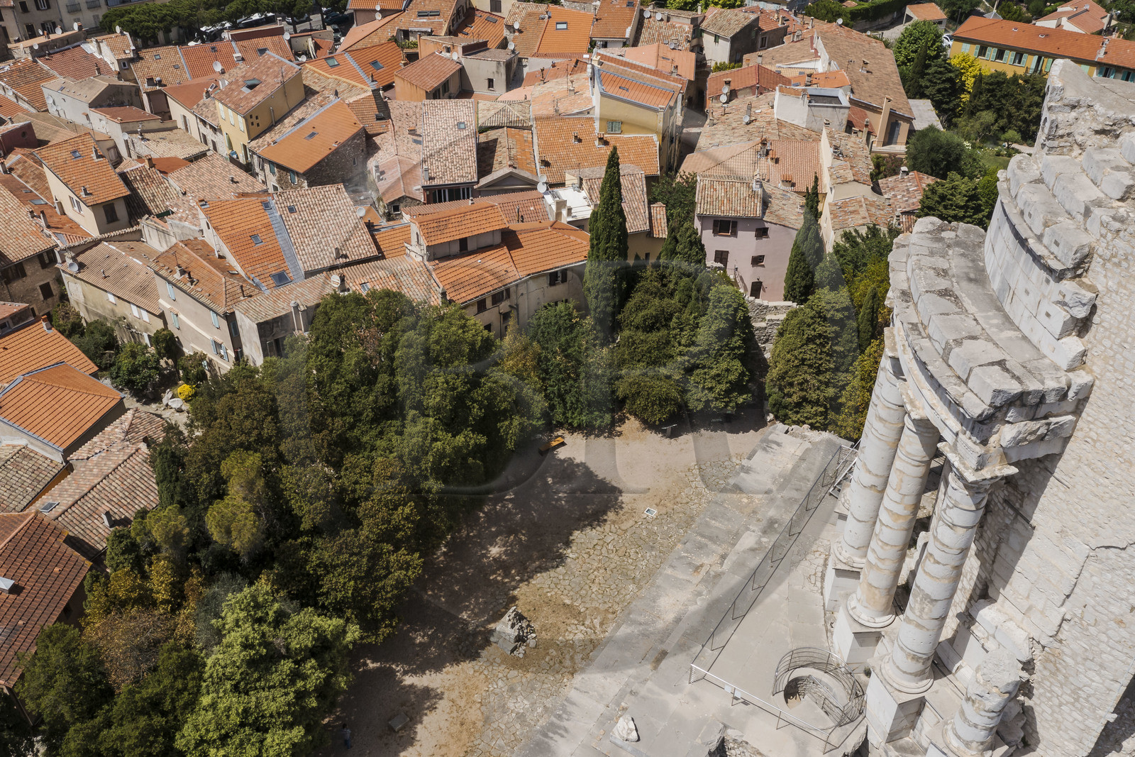 France, Alpes-Maritimes (06), La Turbie, Trophée d'Auguste ou Trophée des Alpes, monument romain édifié en l'an 6 avant J.-C. (vue aérienne)
