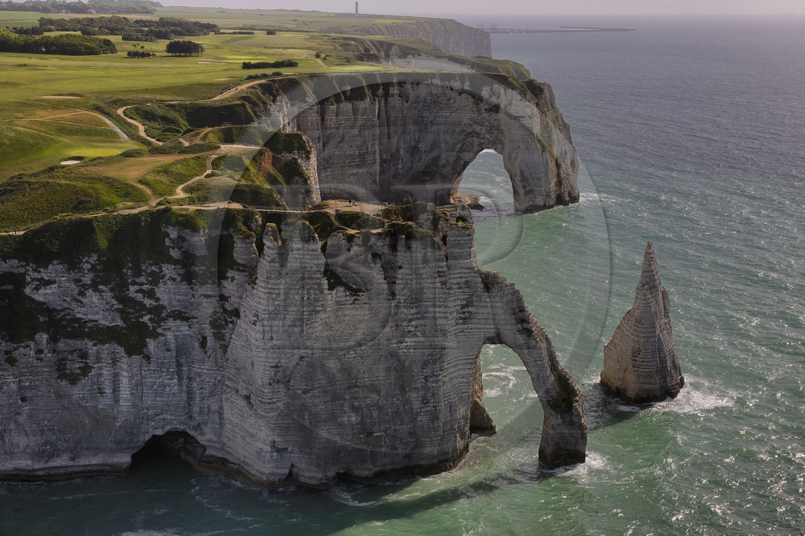 France, Seine-Maritime (76), Pays de Caux, Côte d'Albâtre, Etretat, les falaises d'Aval, l'Aiguille Creuse et le golf (vue aérienne)