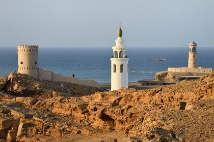 Sultanat d'Oman, gouvernorat de Ash Sharqiyah, ville et port de Sour, le vieux quartier de pêcheurs de Al Ayjah, la tour de guet, le minaret et le phare