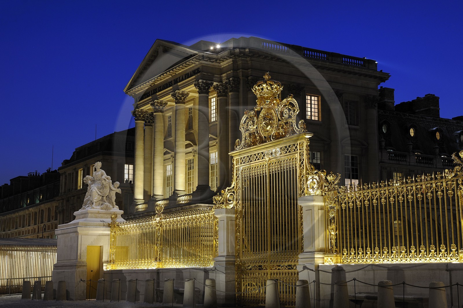 France, Yvelines (78), château de Versailles, classé Patrimoine Mondial de l'UNESCO, la grille royale dessinée par Mansart et la statue l'Abondance d'Antoine Coysevox