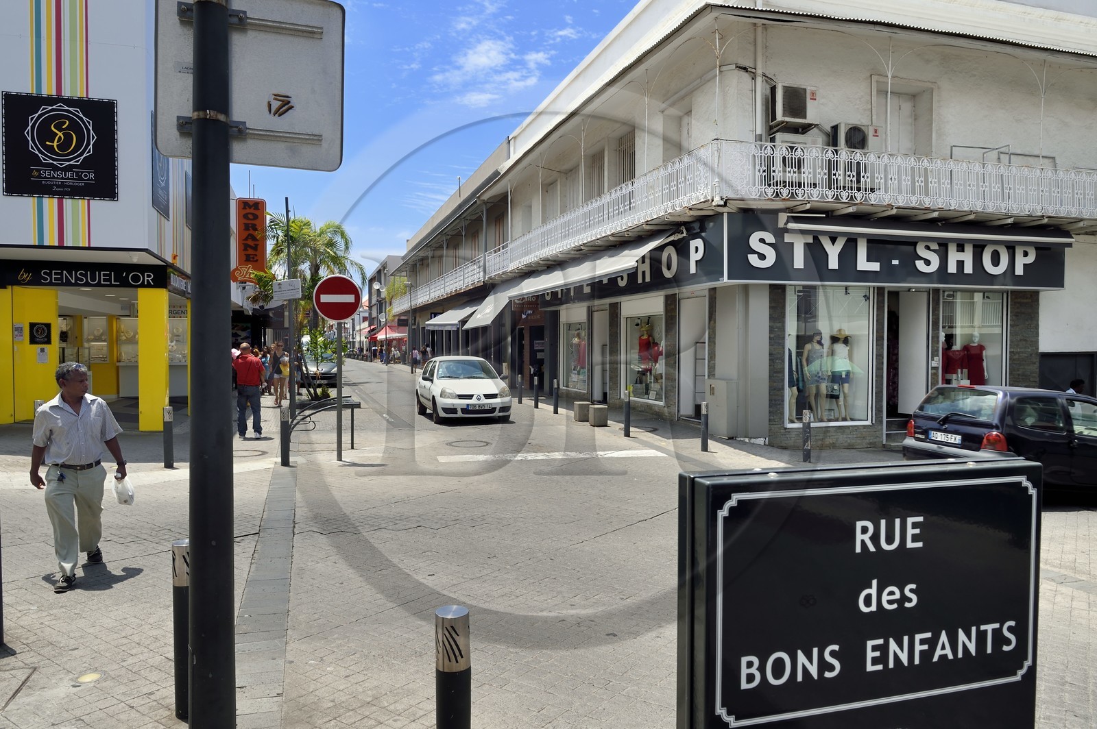 France, Ile de la Reunion, ville de Saint-Pierre, la rue des Bons Enfants qui est l'artère principale