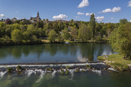 France, Charente (16), Saint-Simeux, petit barrage sur La Charente au niveau de l'écluse le long de la véloroute la Flow Vélo (vue aérienne)