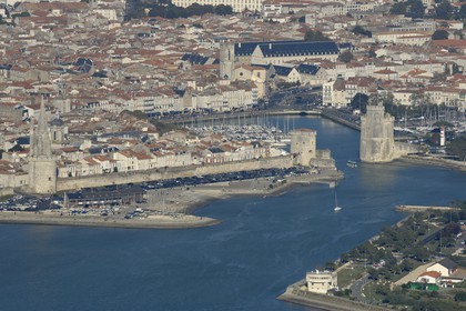 France, Charente-Maritime (17), port et avant-port de La Rochelle  (vue aérienne)