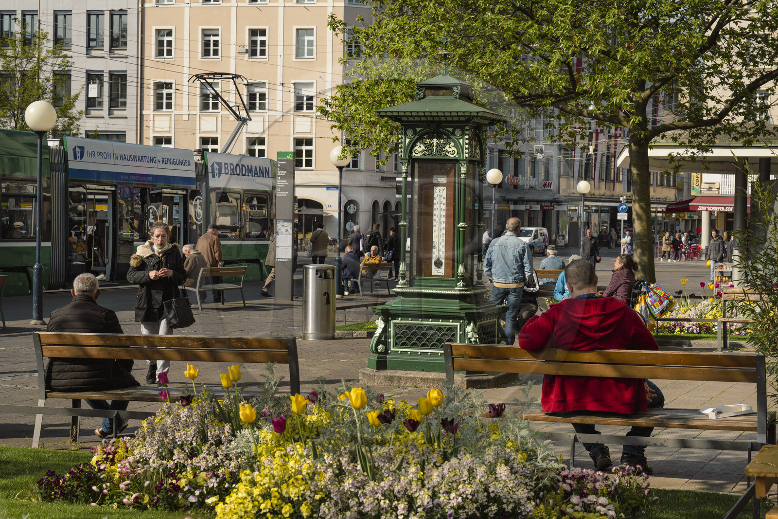 Suisse, Bâle, l'ancienne maison météo construite en 1892 avec un thermomètre, un baromètre et un hydromètre est une curiosité de Claraplatz