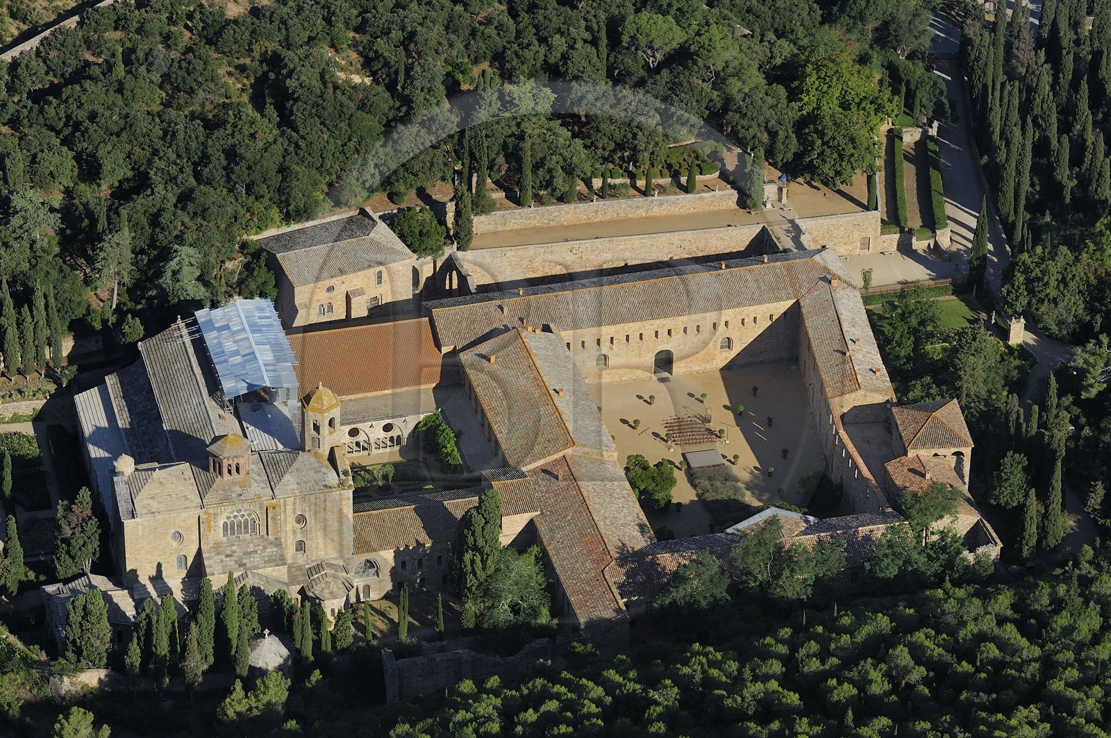 France, Aude (11), abbaye cistercienne de Fontfroide dans le Massif des Corbières (vue aérienne)