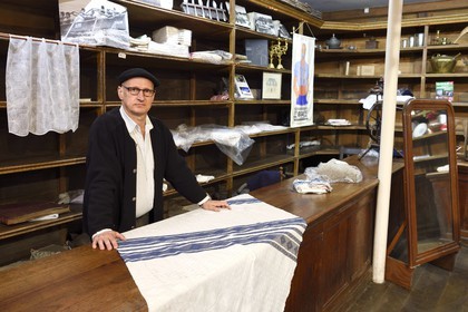 France, Pyrénées-Atlantiques (64), Pays-Basque, Saint-Jean-Pied-de-Port, Bixente Inchauspé, directeur du magasin de linge basque Cherbacho -Inchauspé et ancien banquier