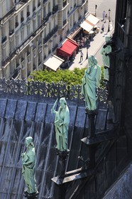 France, Paris (75), île de la Cité, la cathédrale Notre-Dame, la flèche domine les statues de cuivre vert-de-grisé des douze apôtres avec les symboles des quatre évangélistes