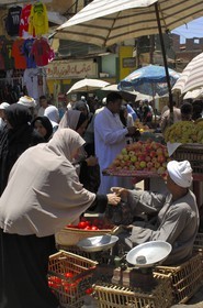 Egypte, Haute Egypte, Nubie, vallée du Nil, Assouan, le souk, étal de fruits et légumes