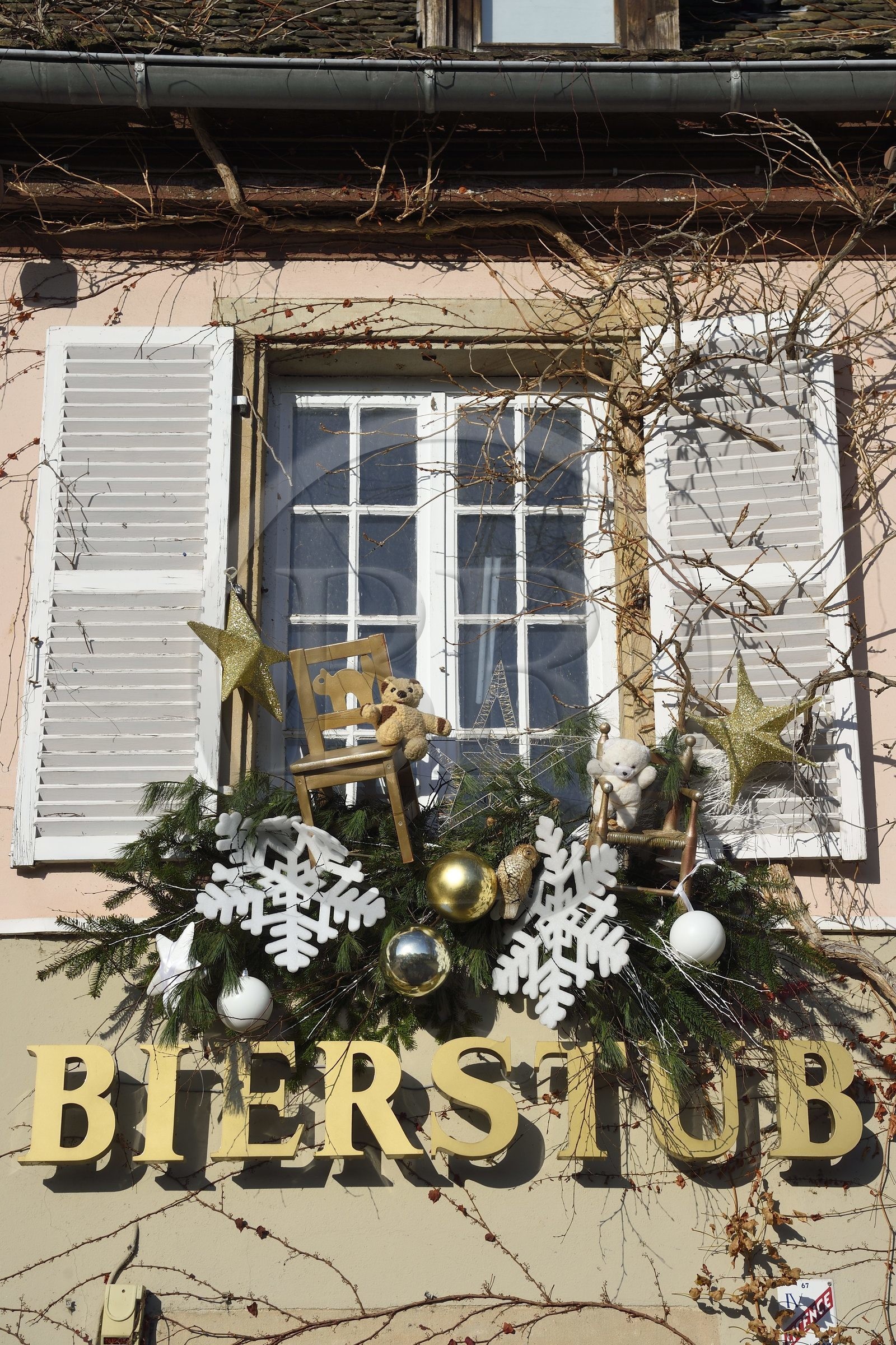 France, Bas-Rhin (67), Strasbourg, vieille ville classée au Patrimoine Mondial de l'UNESCO, quartier de la Petite France, Bierstub L'Ami Schutz avec les décorations de Noël au Ponts Couverts le long d'un des bras de la rivière l'Ill