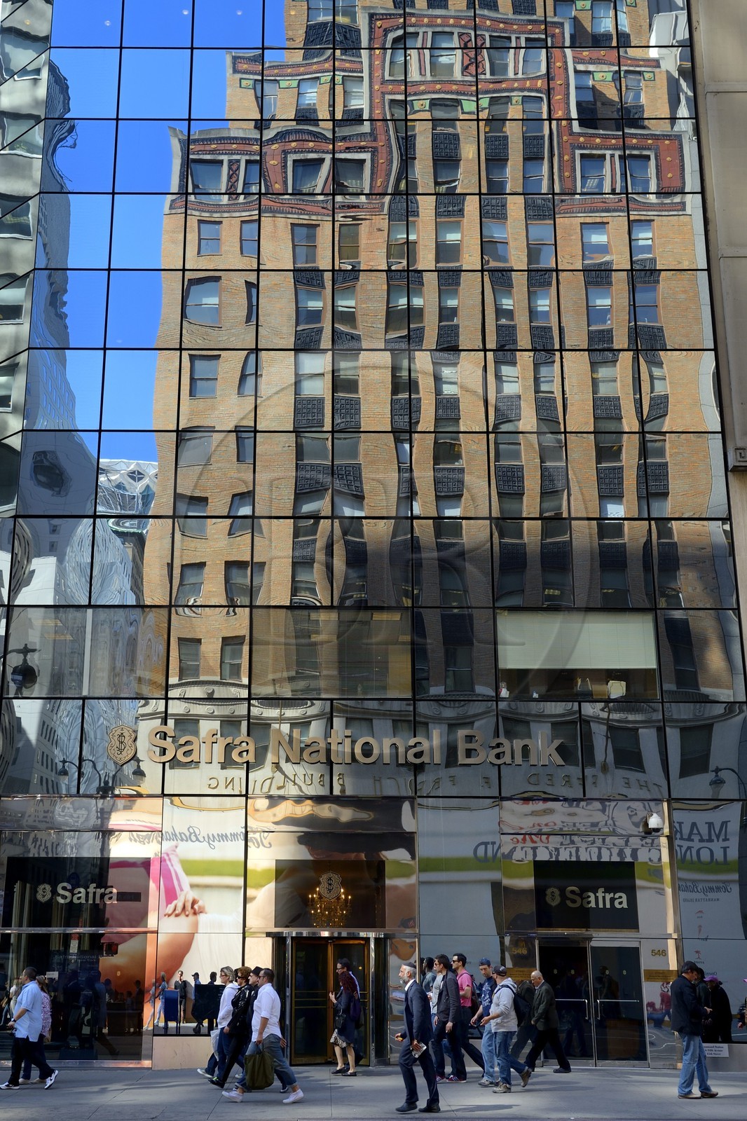 Etats-Unis, New York, Manhattan, Midtown, 5eme Avenue, l'immeuble Art déco Fred F. French Building se reflétant dans la Safra National Bank