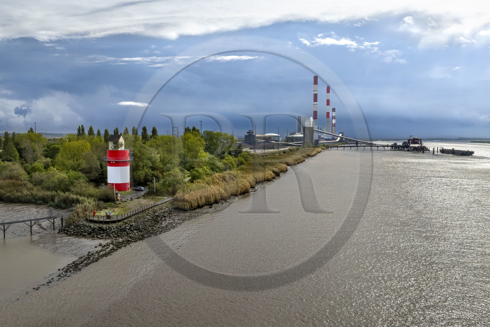 France, Loire-Atlantique (44), Cordemais, collection d'art contemporain à ciel ouvert Estuaire, la Villa Cheminée réalisé par l'artiste japonais Tatzu Nishi sur les rives de la Loire, oeuvre d'art mais aussi maison d'hôtes insolite, la centrale électrique thermique de Cordemais en arrière plan (vue aérienne)