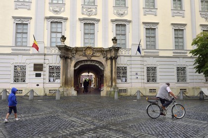 Roumanie, Transylvanie, Sibiu, la vieille ville, la Piata Mare (la Grande place), palais Brukenthal qui abrite le musée d'Histoire et la galerie d'art