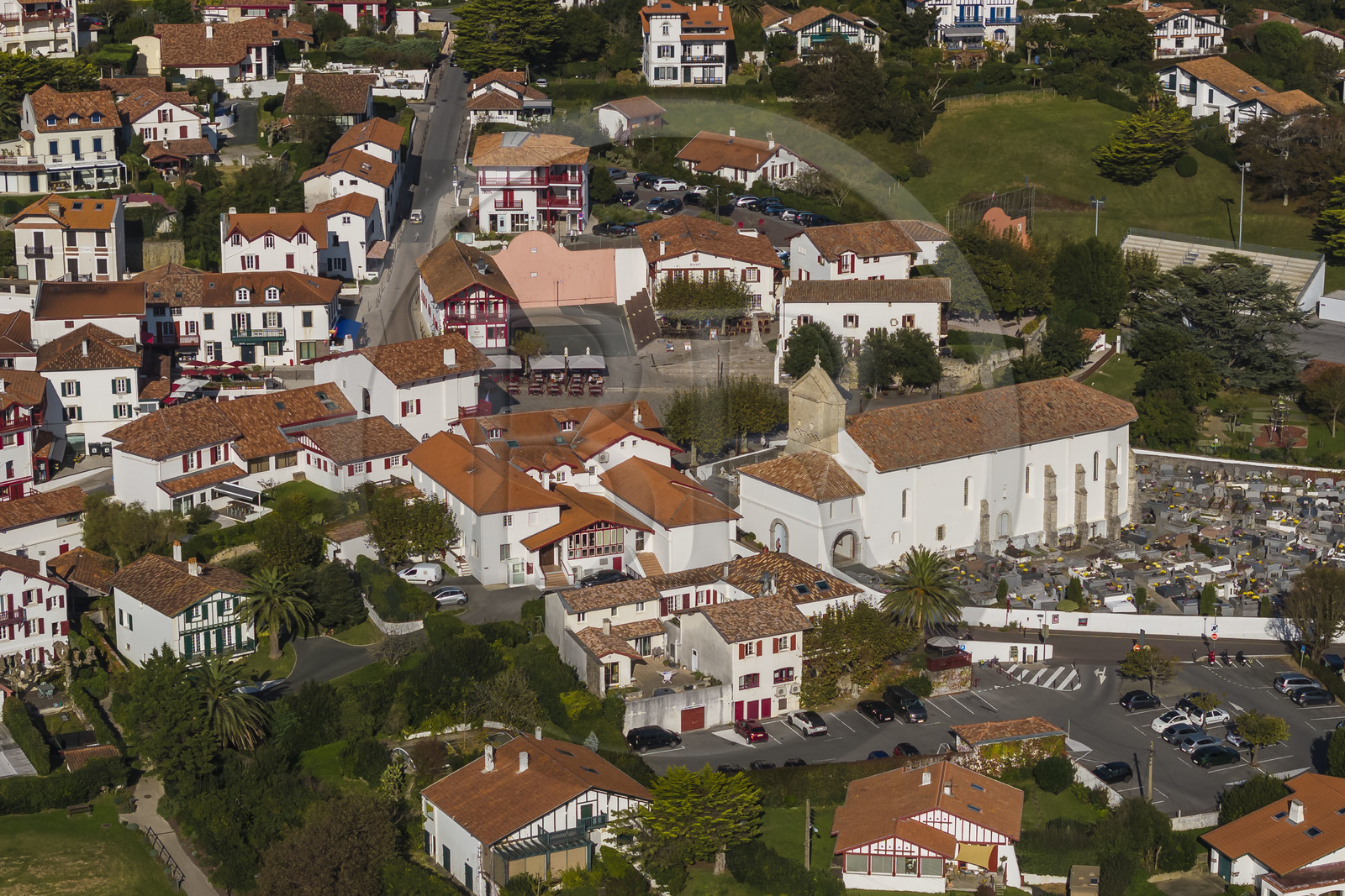 France, Pyrénées-Atlantiques (64), la côte du Pays-Basque, Bidart, l'église Notre-Dame-de-l'Assomption et la place principale (vue aérienne)
