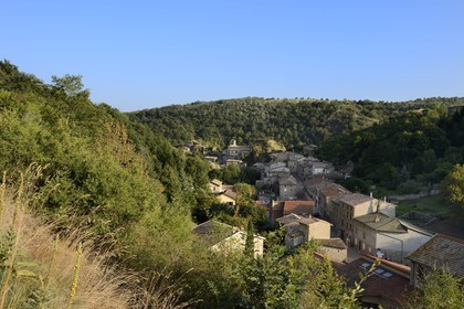 France, Loire (42), Parc Naturel Régional du Pilat, Malleval, cité médiévale accrochée à un éperon rocheux dominant les gorges du Batalon dans le massif du Pilat