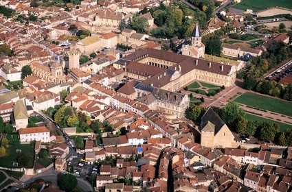 France, Saône-et-Loire (71), Mâconnais, ancienne abbaye de Cluny et la vieille ville (vue aérienne)