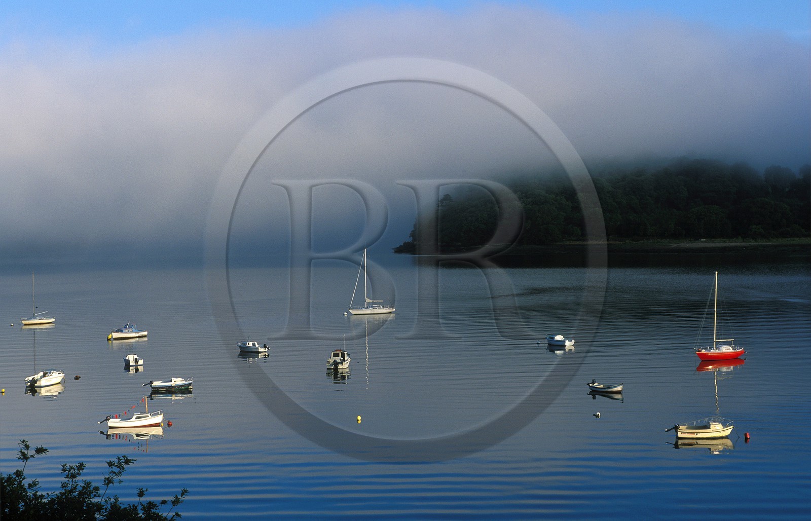 France, Finistère (29), rade de Brest, estuaire de l' Aulne dans les brumes matinales à Landévennec