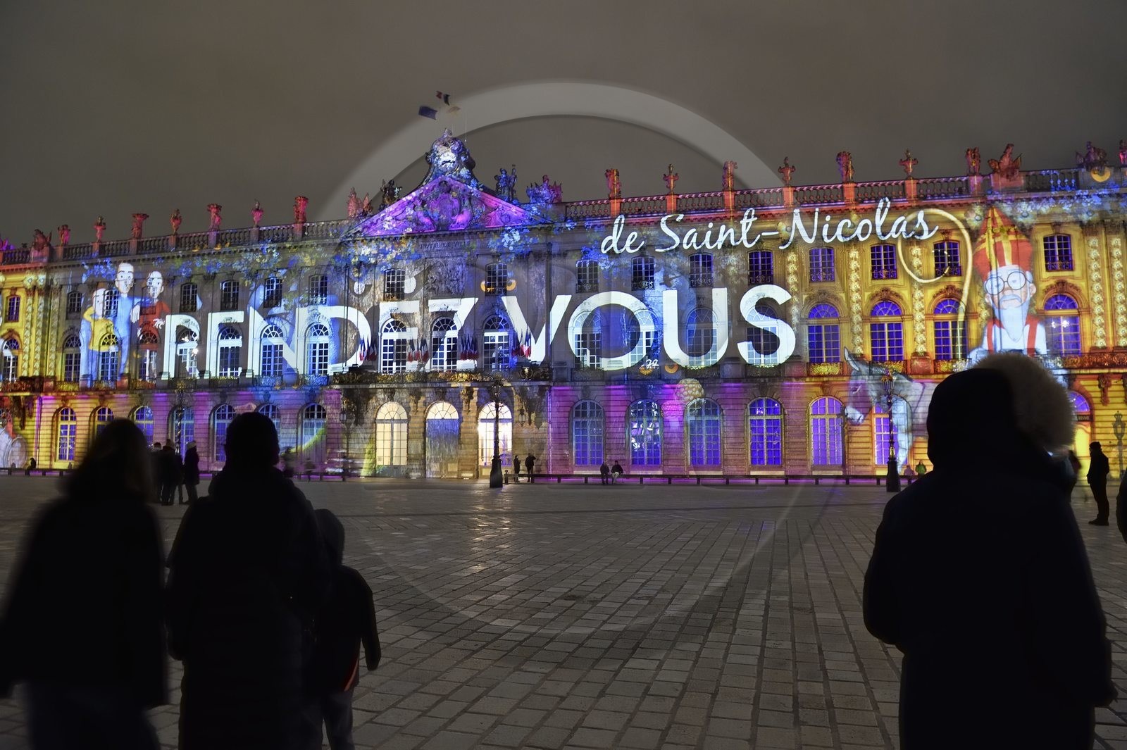 France, Meurthe-et-Moselle (54), Nancy, place Stanislas (ancienne Place Royale) lors de la fête de la Saint-Nicolas, classée Patrimoine Mondial de l'UNESCO,  l'Hotel de ville aux couleurs de la Saint-Nicolas