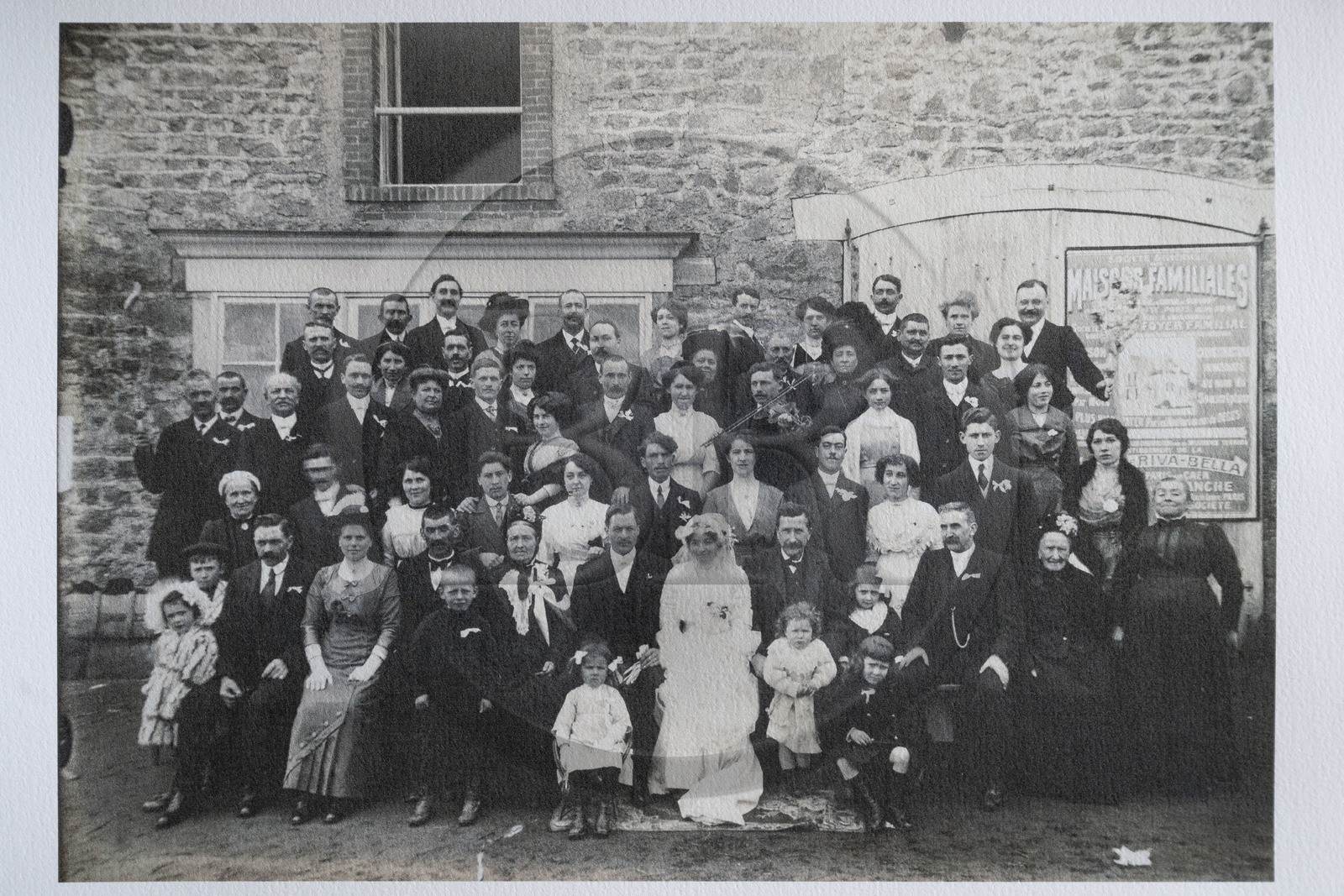 France, Nièvre (58), Parc naturel régional du Morvan, Alligny en Morvan, musée des nourrices et des enfants de l'Assistance Publique, l'écrivain  Jean Genet a été pupille et placé dans le village chez les Régnier toute son enfance, ici au premier plan à 18 mois dans les bras de son père nourricier