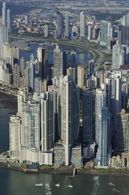 Panama, les gratte-ciels de Panama City, la pointe Colon et la Trump tower en premier plan (vue aérienne)
